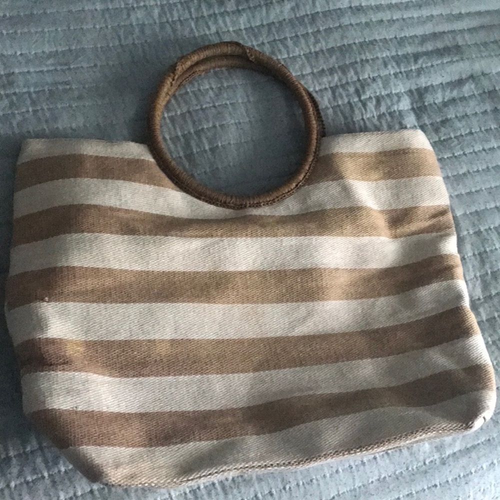 Super cute straw bag, perfect for the beach.